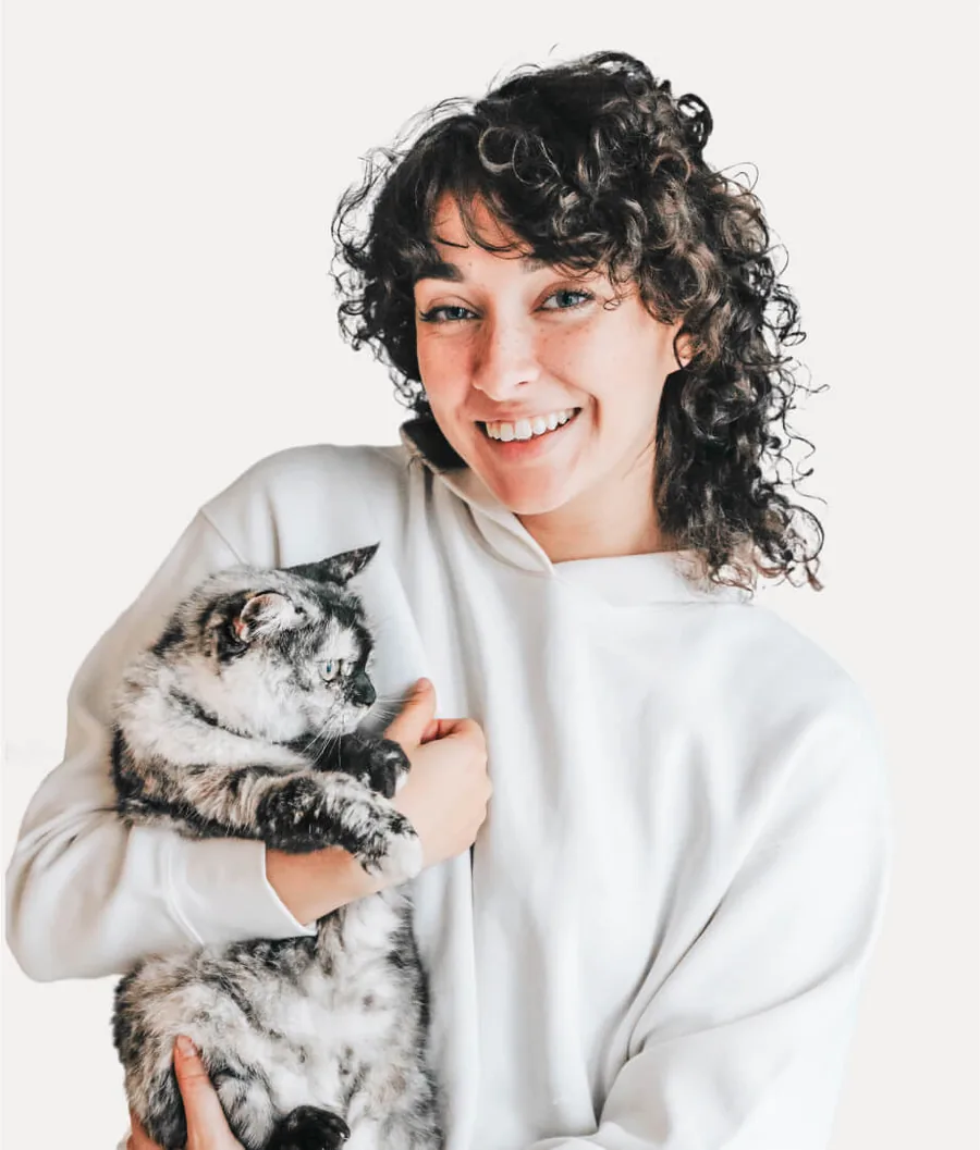 Tutora abraçando seu gato